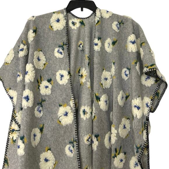 FADIVO NWT Gray 3D Floral Print One Size Open Front Poncho - Picture 3 of 11
